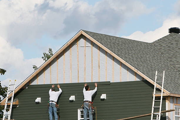 Professional Vinyl Siding technician working in Oakland, NJ